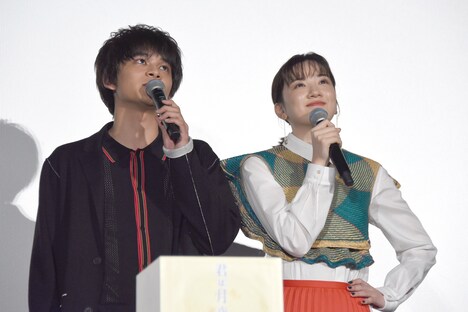 ファンからの求めに応じて、劇中のワンシーンを再現する北村匠海(左)と永野芽郁(右)。
