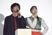 ファンからの求めに応じて、劇中のワンシーンを再現する北村匠海(左)と永野芽郁(右)。