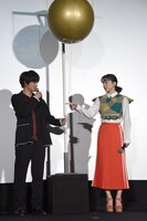 くす玉の不安定さを心配する北村匠海（左）と永野芽郁（右）。