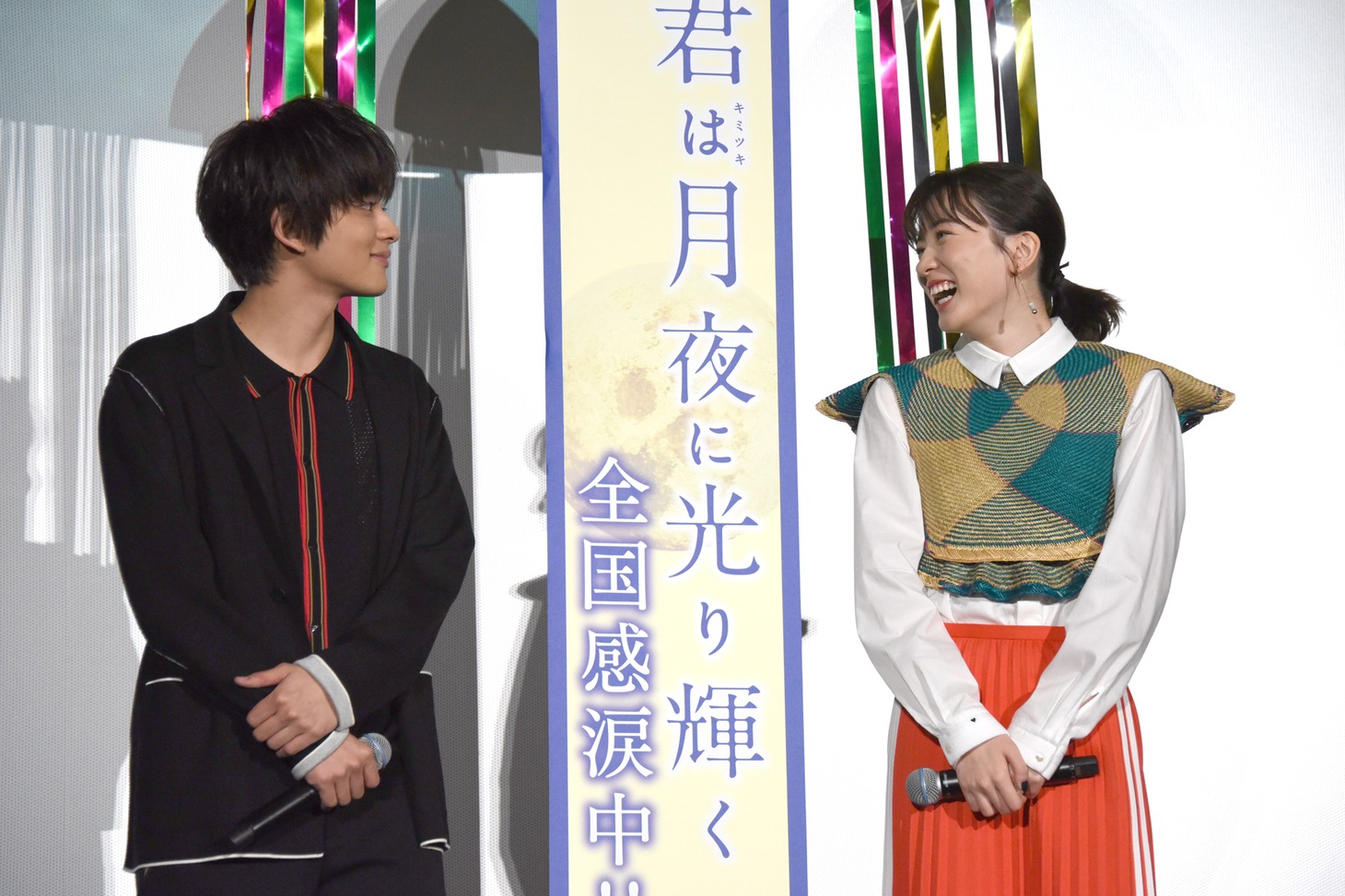 「君は月夜に光り輝く」公開記念舞台挨拶の様子。