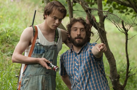 「マローボーン家の掟」撮影現場でのセルヒオ・G・サンチェス（右）とチャーリー・ヒートン（左）。