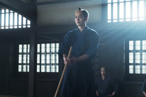 「居眠り磐音」より、松坂桃李演じる磐音。