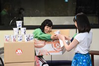 広瀬すず（右）にまんぷくヌードルをプレゼントする安藤サクラ（左）。