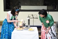 広瀬すず（左）に「焦げてるところがいいです」とリクエストする安藤サクラ（右）。