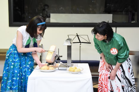 広瀬すず(左)に「焦げてるところがいいです」とリクエストする安藤サクラ(右)。