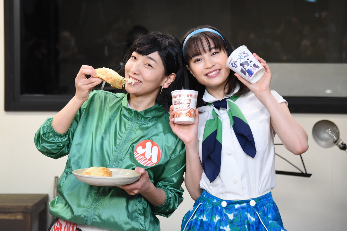 「連続テレビ小説 バトンタッチセレモニー」の様子。左から安藤サクラ、広瀬すず。