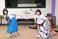 連続テレビ小説ヒロインをバトンタッチする広瀬すず（左）、安藤サクラ（右）。