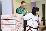 スタッフに「なつぞら」出演をアピールする安藤サクラ。