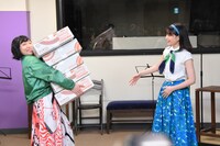 両手いっぱいのまんぷくヌードルを持って現れ、広瀬すず（右）を驚かせる安藤サクラ（左）。