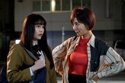 「ラーメン大好き小泉さん2019春SP」より、早見あかり演じる小泉さん(左)、夏菜演じる大澤絢音(右)。