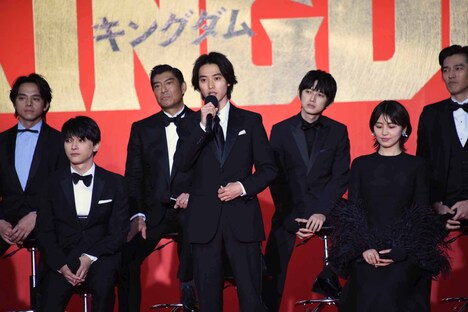 山崎賢人(中央)