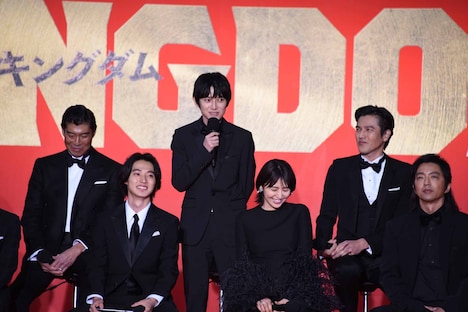 本郷奏多(中央奥)