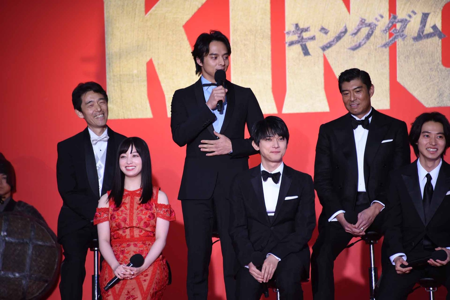 満島真之介（中央奥）