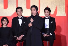 大沢たかお（中央）