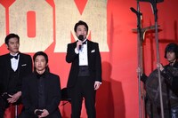 原泰久（中央）