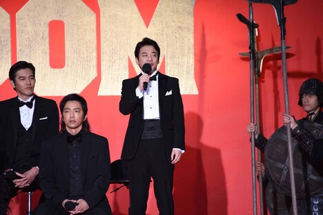 原泰久（中央）