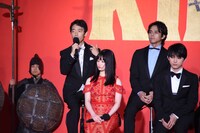 佐藤信介（中央奥）