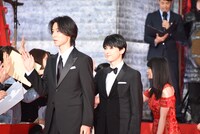 ファンと交流する山崎賢人（左）、吉沢亮（中央）、橋本環奈（右）。