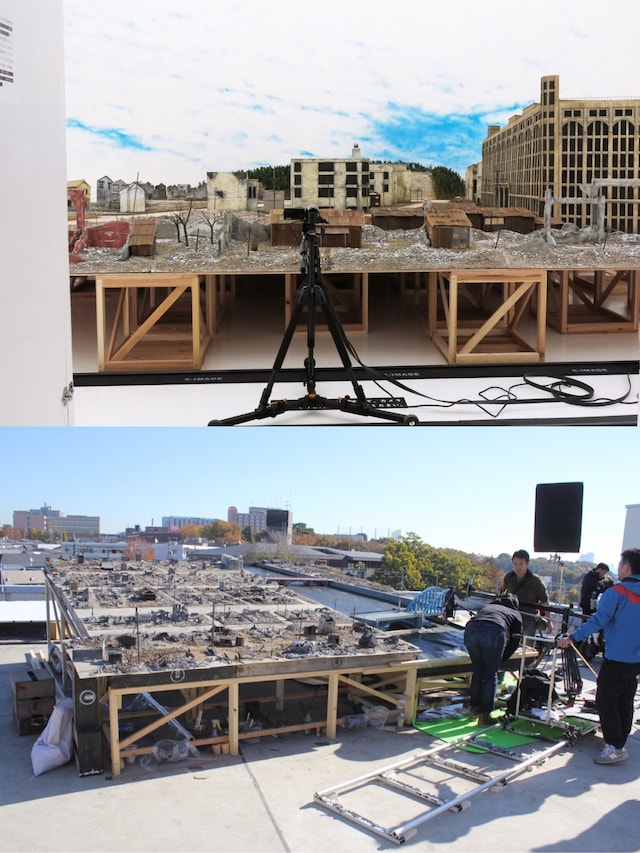 2015年に青森・青森県立美術館で開催された「成田亨 美術／特撮／怪獣」展より成田亨の「麻雀放浪記 廃墟の上野セット」復元（1984／2014年 360×540cm ミクストメディア）の展示風景（上）と、「麻雀放浪記2020」現場よりミニチュアセットを用いた撮影の様子（下）。