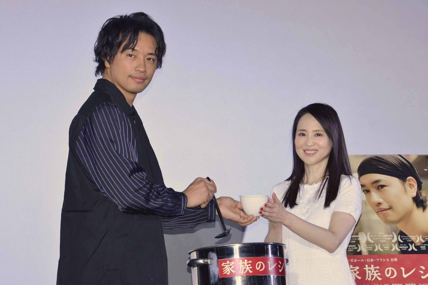 「家族のレシピ」舞台挨拶の様子。左から斎藤工、松田聖子。