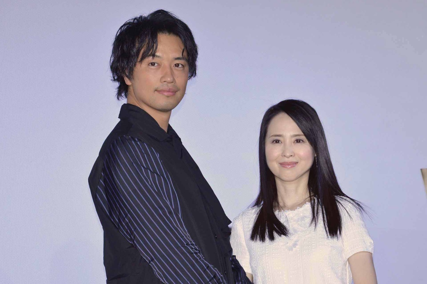 左から斎藤工、松田聖子。