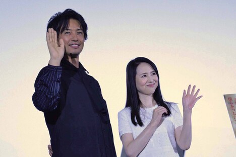 左から斎藤工、松田聖子。