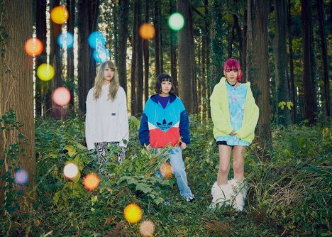 「生理ちゃん」の主題歌を担当するthe peggies。