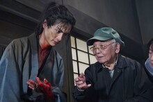 「多十郎殉愛記」撮影現場にて、高良健吾（左）と中島貞夫（右）。