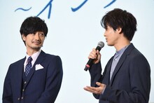 左から竹財輝之助、猪塚健太。