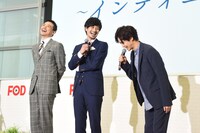 「神にならせていただきました」と頭を下げる猪塚健太（右端）。