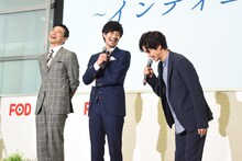 「神にならせていただきました」と頭を下げる猪塚健太（右端）。