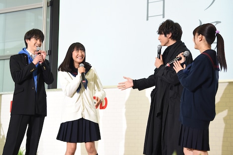 左から甲斐翔真、大友花恋、小関裕太、喜多乃愛。