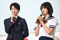 左から高杉真宙、竹内愛紗。
