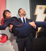 「シャザム!」ロサンゼルスプレミアにて、ジャック・ディラン・グレイザー(手前)をお姫様抱っこするザッカリー・リーヴァイ(奥)。