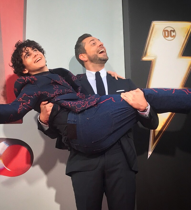 「シャザム!」ロサンゼルスプレミアにて、ジャック・ディラン・グレイザー(手前)をお姫様抱っこするザッカリー・リーヴァイ(奥)。