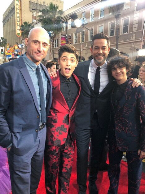 「シャザム!」ロサンゼルスプレミアにて、左からマーク・ストロング、アッシャー・エンジェル、ザッカリー・リーヴァイ、ジャック・ディラン・グレイザー。