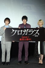 左から植田圭輔、崎山つばさ、最上もが。