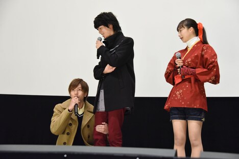 変身シーンの撮影で、子供たちに抱きつかれた場面を再現する財木琢磨（左）。