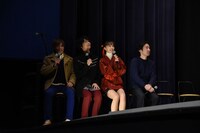 冒頭映像を鑑賞する登壇者たち。