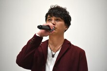 「俺の占いは当たる」とセリフを放つ高野八誠。