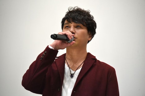 「俺の占いは当たる」とセリフを放つ高野八誠。