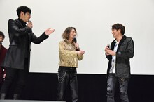 突然司会のように質問し始め、周りからツッコまれる弓削智久（右）。