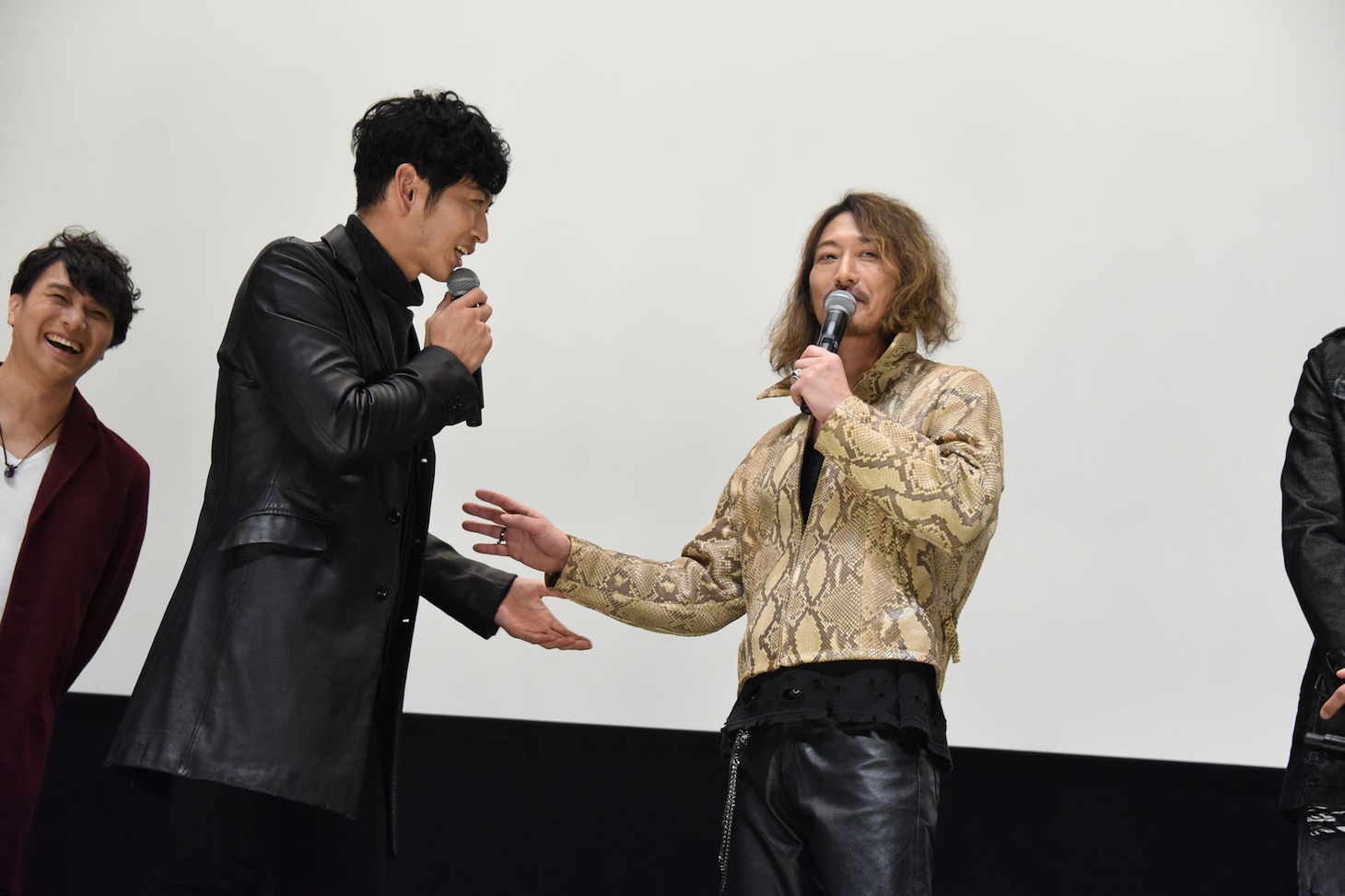 中央左から松田悟志、萩野崇。