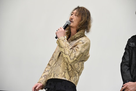 1人で「仮面ライダー龍騎」キャラ5人分のモノマネを披露する萩野崇。