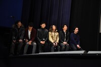 冒頭映像を鑑賞する登壇者たち。