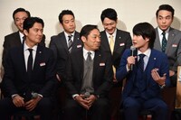 「集団左遷!!」制作発表会見の様子。