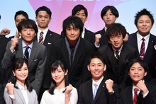 テレビ朝日第62期入社式の様子。中段左から高橋一生、斎藤工、滝藤賢一