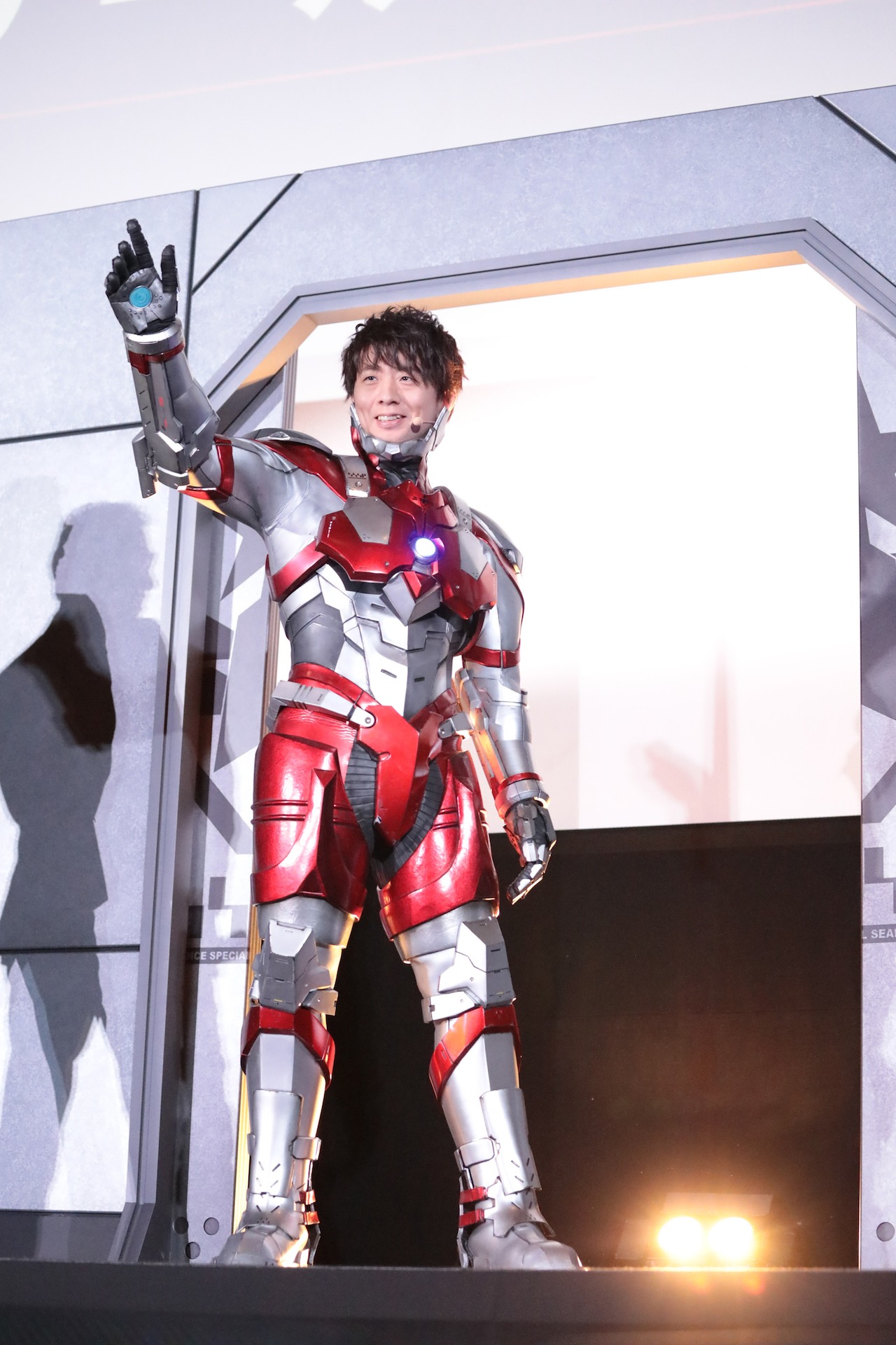 ULTRAMANスーツを着た木村良平。