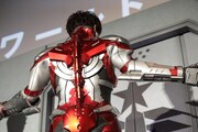 ULTRAMANスーツの背面を見せる木村良平。