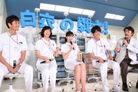 「白衣の戦士！」取材会の様子。
